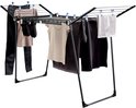 Droogrek met kleding: zwarte broek, beige top, zwarte sokken, witte handdoeken.