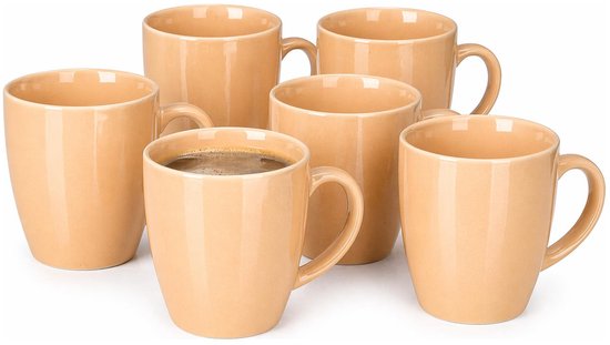Zes beige mokken met glanzende afwerking. Eén mok bevat koffie. De mokken staan op een witte achtergrond.