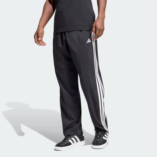 Zwarte sportbroek met witte Adidas strepen op de zijkant en een Adidas logo.