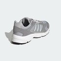 Grijze Adidas sneaker, gezien vanaf de achterkant, met witte zolen.