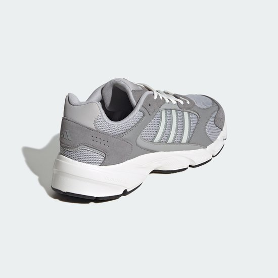 Grijze Adidas sneaker, gezien vanaf de achterkant, met witte zolen.