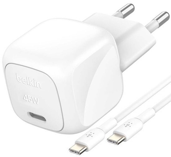 Witte Belkin 45W USB-C lader met twee witte USB-C kabels.