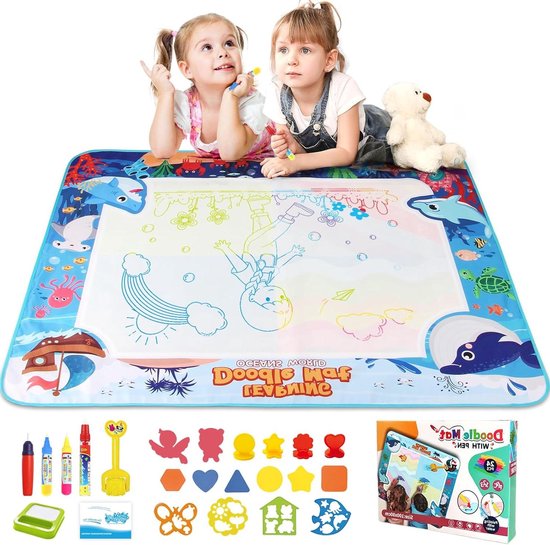 Twee meisjes met een teddybeer op een blauwe oceaan-thema tekenmat, met diverse dieren en het alfabet. Inclusief stiften en stempels.