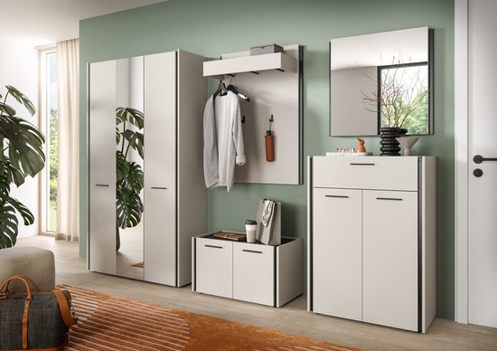 Moderne garderobe in kasjmierkleur met spiegels, zitbank, spiegel en kledingrek.