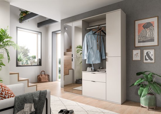 Moderne, lichte kledingkast met spiegeldeuren, een open nis met een blauwe jas, en twee lades. Inclusief planten, een bruine tas en kunst aan de muur.