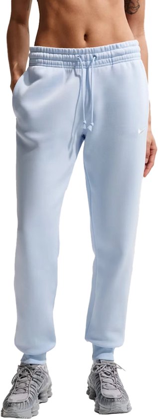 Dames joggingbroek van Nike in lichtblauw, met trekkoord en Swoosh-logo.