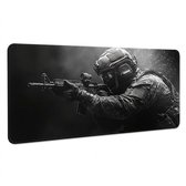 Zwart grote muismat bureau onderlegger voor dames en heren met tactische soldaat print gaming design antislip rubberen onderzijde 30x60 cm game muismat desk mat groot formaat