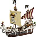 LEGO One Piece set met het Piratenschip Going Merry met strooien hoeden en schedel logo op zeil.