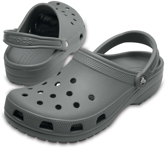 Sabots Crocs gris avec perforations circulaires sur le devant et une bride arrière.