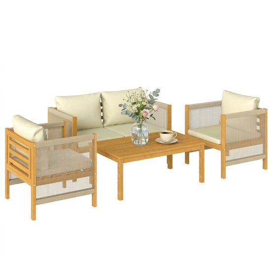 Tuinmeubelset van acaciahout met beige kussens en een salontafel, op witte achtergrond.