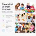 Collage van kinderen die creatief bezig zijn met sjablonen en potloden, binnenshuis en in de auto.