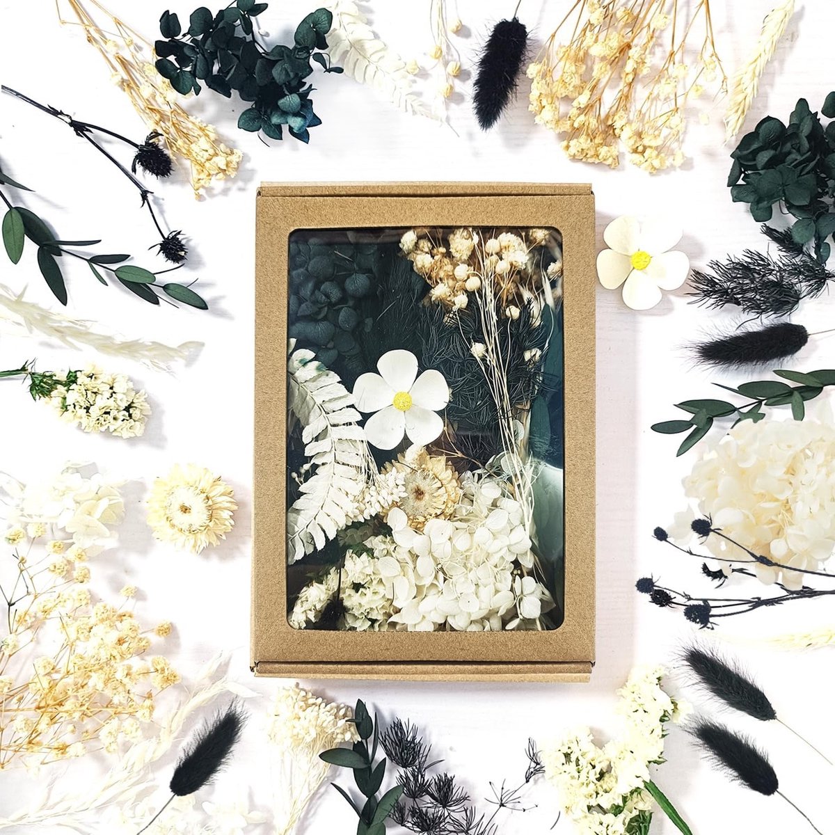Droogbloemen in een stijlvolle zwart-witte papieren doos voor decoratie en cadeaugebruik