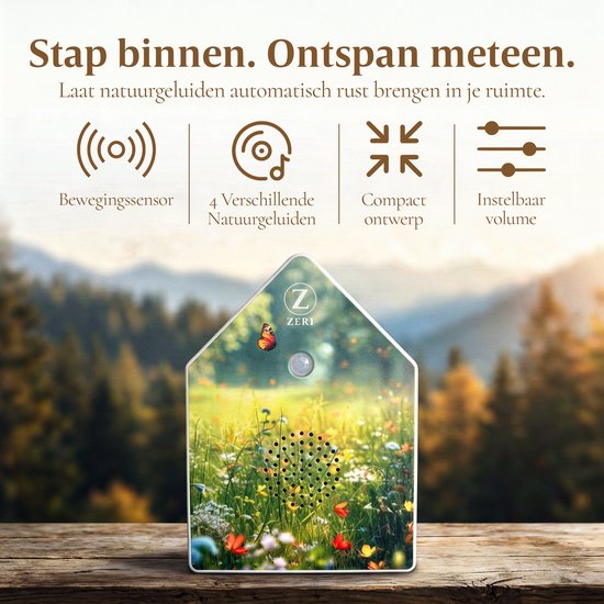 Wit geluidshuisje in huisvorm met een print van een bloemenveld op een houten tafel.