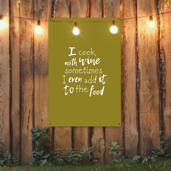 Tuinposter 80x120 cm - Tuindecoratie Wijn quote "I cook with wine sometimes I even add it to the food" met groene achtergrond - Poster voor in de tuin - Buiten decoratie - Schutting tuinschilderij - Tuindoek muurdecoratie - Wanddecoratie balkondoek