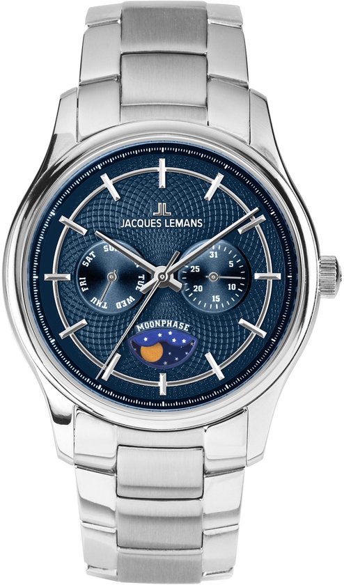 Een zilverkleurig horloge met blauwe wijzerplaat, maanfasisfunctie en roestvrijstalen band, recht van voren gefotografeerd.