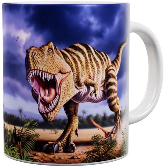Mok met een T-Rex dinosaurus op een tropische achtergrond met donkere wolken.