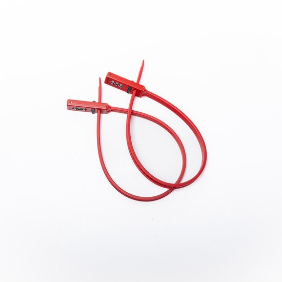 Twee rode DoubleLock strap locks, met cijfersloten ingesteld op '000', gekruist.