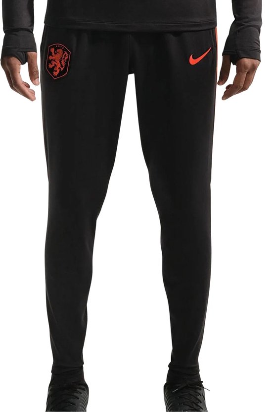 Zwarte sportbroek met oranje logo van het Nederlands elftal en Nike swoosh.