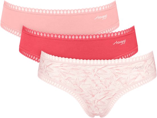 Trois culottes Sloggi, une rose, une rouge et une à motif feuilles. Toutes avec bordure en dentelle.