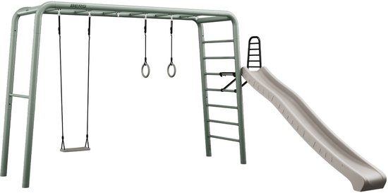 Groen metalen speeltoestel met schommel, ringen, klimladder en glijbaan op witte achtergrond.