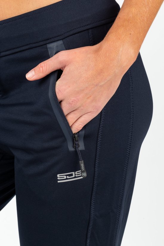 Donkerblauwe trainingsbroek van Sjeng Sport met een ritszak aan de zijkant.