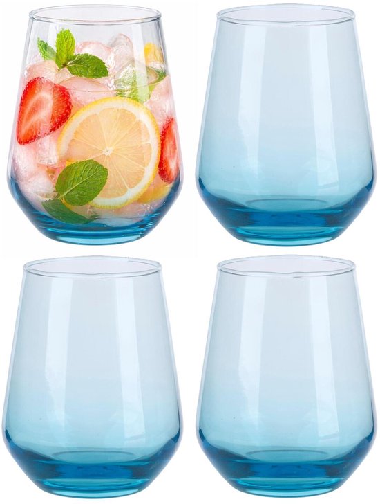 Quatre verres bleu clair, semi-transparents, dont un rempli de glaçons, de fraises, de citron et de menthe.