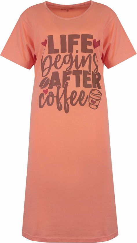 Chemise de nuit rose poudré à manches courtes avec le texte 'LIFE begins AFTER coffee' en lettres brunes, cœurs et tasse à café.
