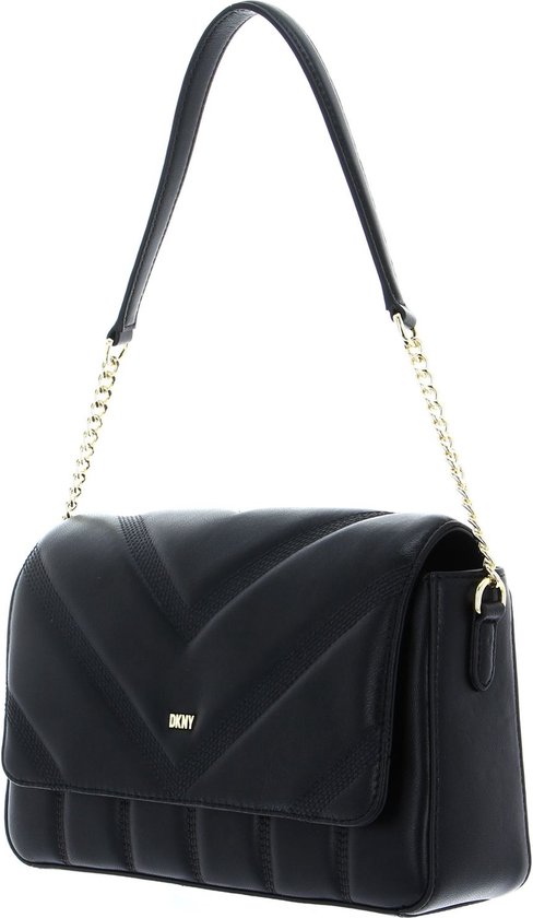 Sac bandoulière DKNY noir en cuir avec surpiqûres chevrons horizontales sur le rabat et matelassage vertical en bas. Logo DKNY et chaîne dorés.