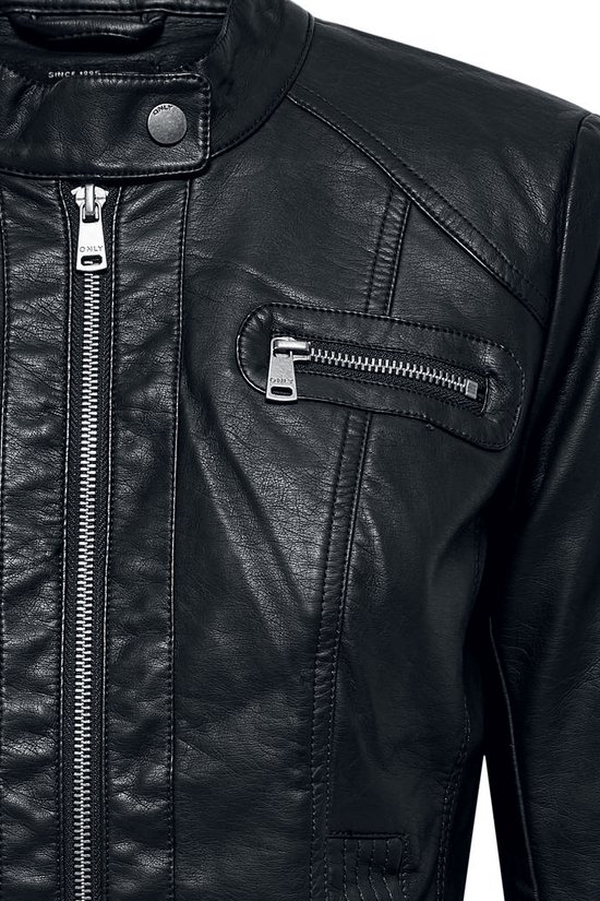 Detail van een zwart kunstleren bikerjack met opstaande kraag en zilverkleurige ritssluitingen.