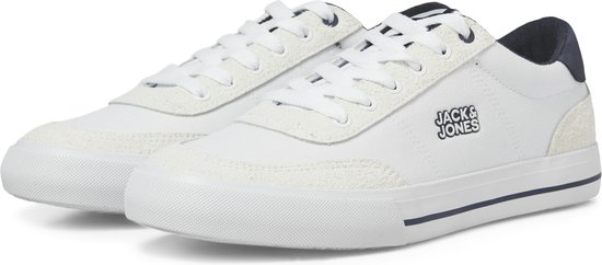 Twee witte lage sneakers van Jack & Jones met donkerblauwe details. Met geborduurd logo op de zijkant.