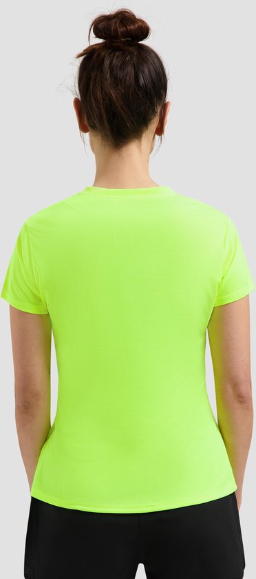 Achterkant van een fluo geel sportshirt met korte mouwen en V-hals, gedragen door een model.