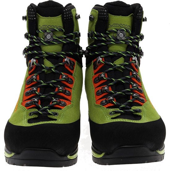 Groene bergschoenen met oranje accenten, zwarte zool en veters.