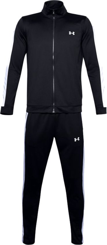 Zwart trainingspak voor heren met witte strepen op de mouwen en zijkant van de broek. Volledige outfit.