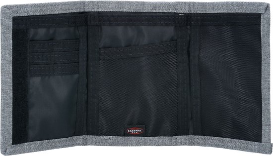 Open grijze Eastpak portemonnee met vakken.