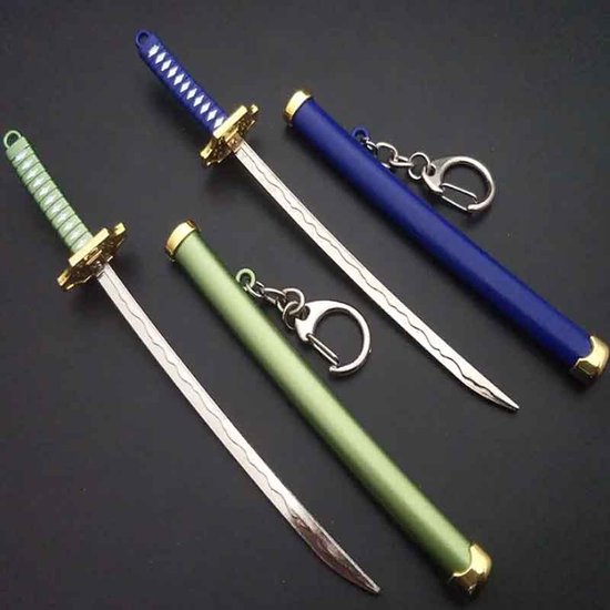 Twee miniatuur zwaarden, één groen en één blauw, met bijpassende schede en sleutelhanger.