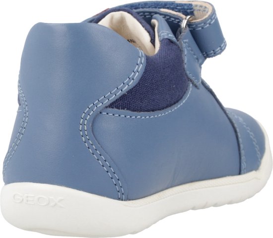 Lichtblauwe Geox veterschoen, achterkant zichtbaar. Met witte zool en donkerblauwe accenten.
