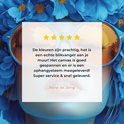 Gros plan d'une femme avec des fleurs bleues sur la tête et des lunettes orange. Texte : "Les couleurs sont magnifiques, c'est un véritable accroche-regard pour votre mur !"