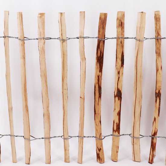 Dichtbij detailopname van een houten schutting met naturel houten palen, verbonden door metaaldraad.