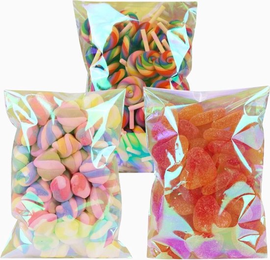 Drie doorzichtige zakjes gevuld met kleurrijk snoep: lolly's, marshmallows en gummi's.