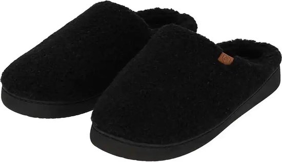 Zwarte teddy wollen herenpantoffels met bruine logo en zwarte zool.