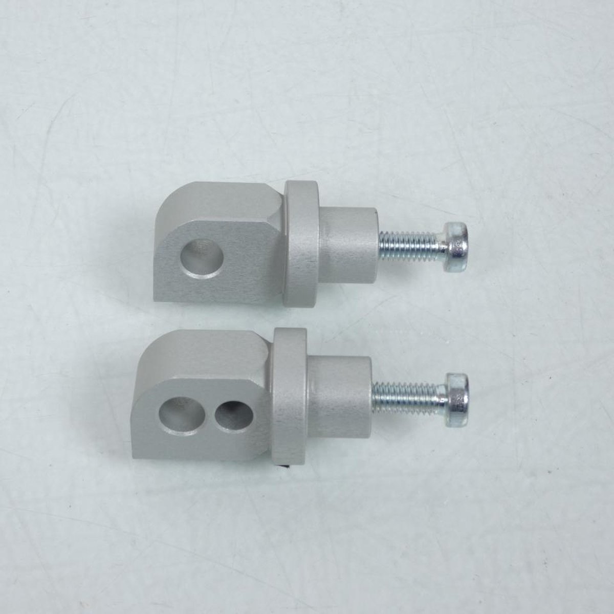 Paire Chape de repose pied Lightech pour moto Suzuki 1300 GSX b-king FTP008SIL