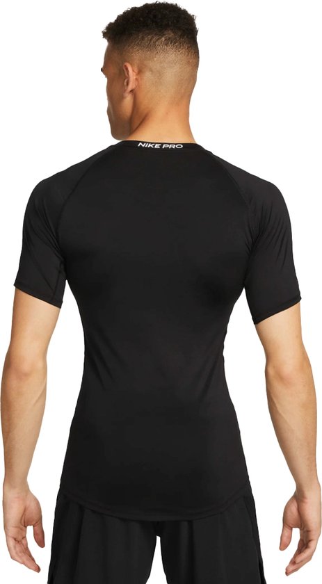 Zwart Nike Pro top met korte mouwen, tekst 'NIKE PRO' in wit op de nek.