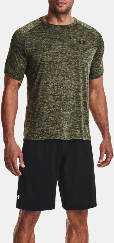 Man in olijfgroen gemêleerd Under Armour sportshirt en zwart sportbroekje.