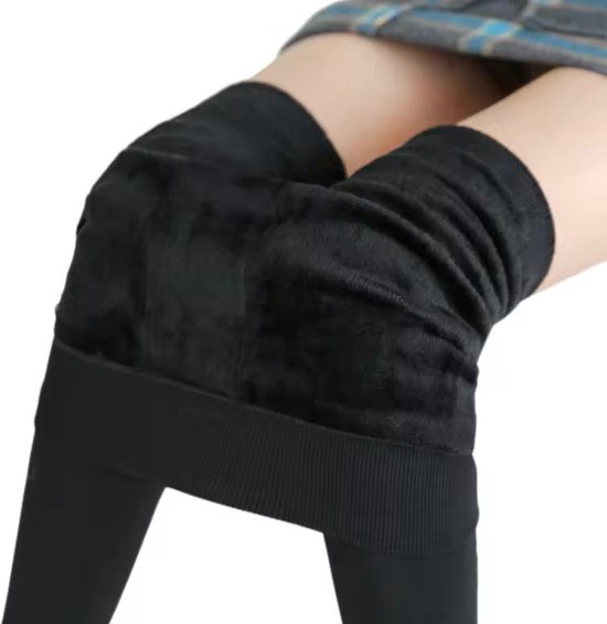 Een model draagt een zwarte, met fleece gevoerde legging, de bovenkant van de legging is zichtbaar.