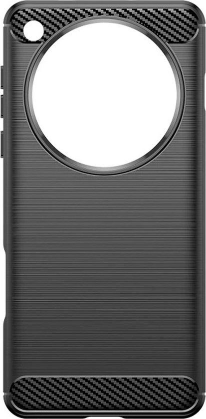 Zwarte telefoonhoes met geborsteld metaal textuur en carbon-look randen, voor een telefoon met grote cameracirkel.