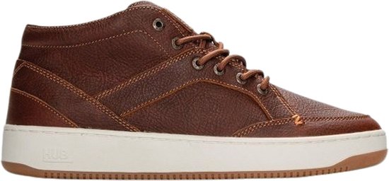 Zijkant bruine leren mid-top sneaker met witte zool en bruine zool.