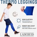 Jongen draagt een wit T-shirt, marineblauwe shorts en koningsblauwe thermolegging. Zeer elastisch, robuust en licht.