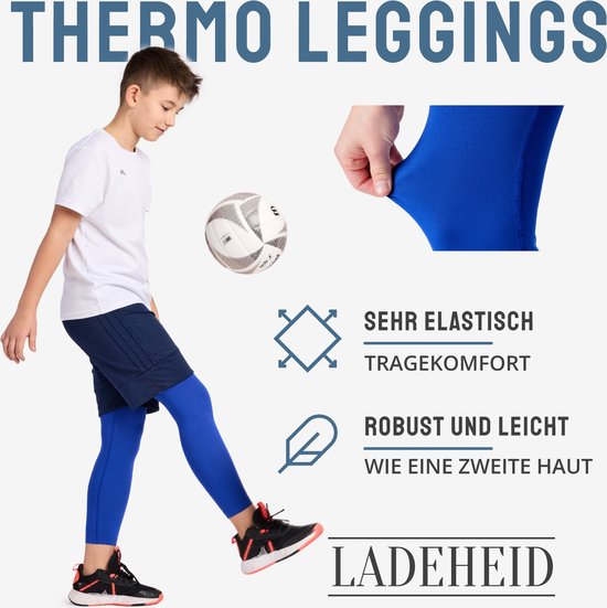 Jongen draagt een wit T-shirt, marineblauwe shorts en koningsblauwe thermolegging. Zeer elastisch, robuust en licht.