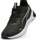 Zwarte Puma sportschoen met witte zool, zilveren strepen op de zijkant en Puma-logo.