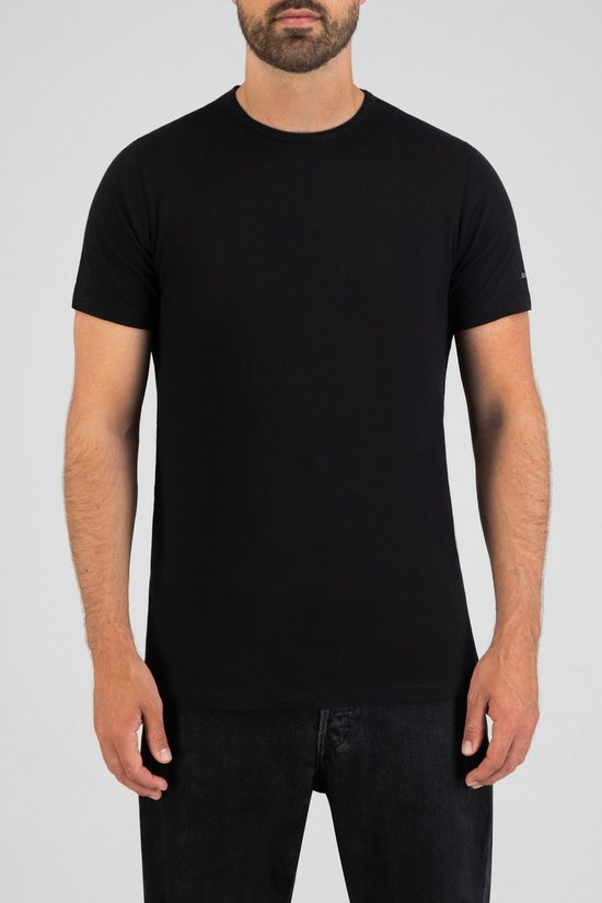 Man met zwarte SLATER T-shirt en spijkerbroek.